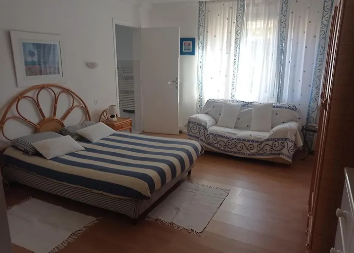 T2 Rez De Jardin Proximite Et Centre * Saint-Raphael (Var)